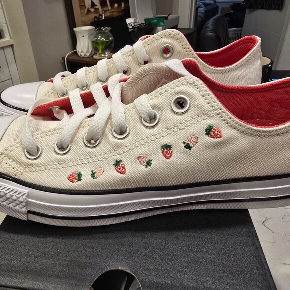 Converse Chuck Taylor All Star Strawberries Shoes (A14933C) Women's Size 9 NEW - Picture 1 of 14